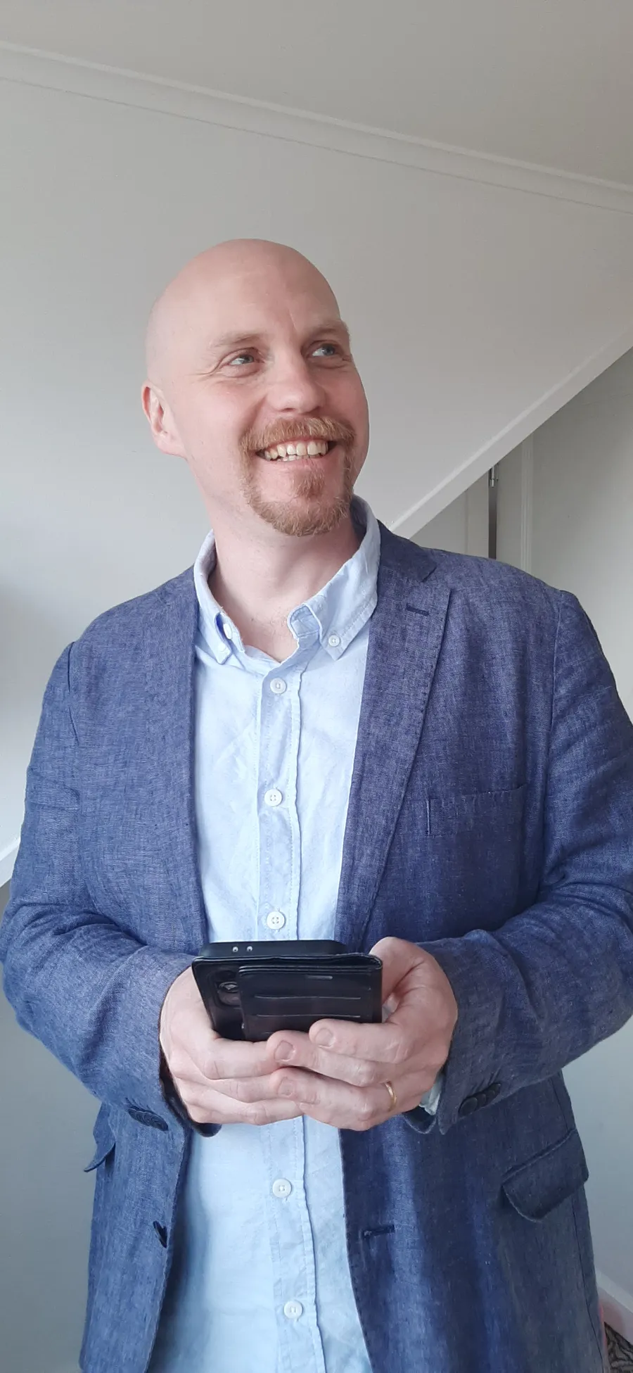 Joel Iverlöv med telefonen i handen